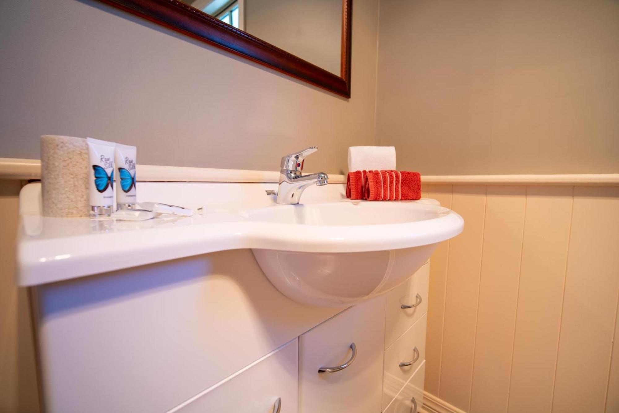 Blue Thistle Cottages テアナウ 部屋 写真